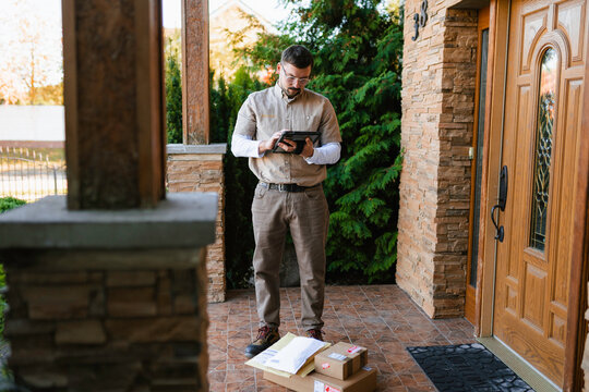 The deliverer uses a tablet