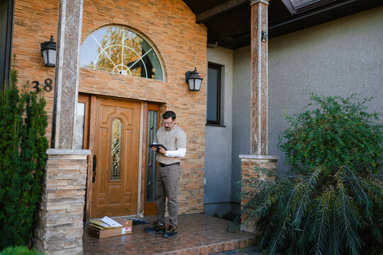 The deliverer uses a tablet