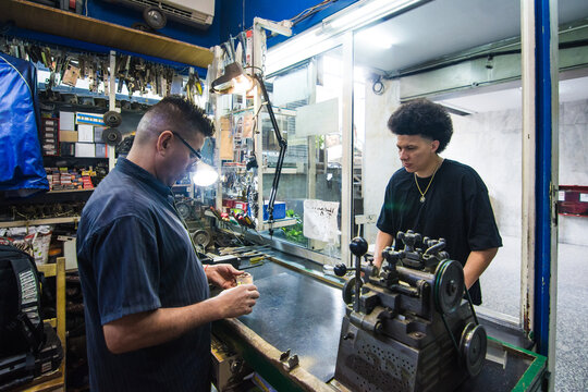 Customer brings broken lock to repair at locksmith shop