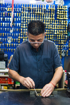 Experienced locksmit fixing a lock