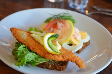 白身魚のフライと小エビを贅沢に盛り付けた北欧風オープンサンドイッチ