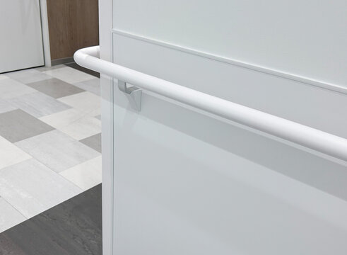 病院の廊下の壁に取り付けた転倒防止の丸棒手すり