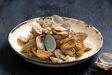rustic vongole clams with white wine sauce