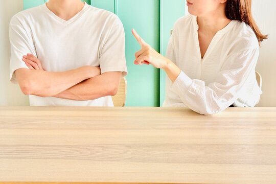口論する夫婦・カップル（妻が夫に指摘）