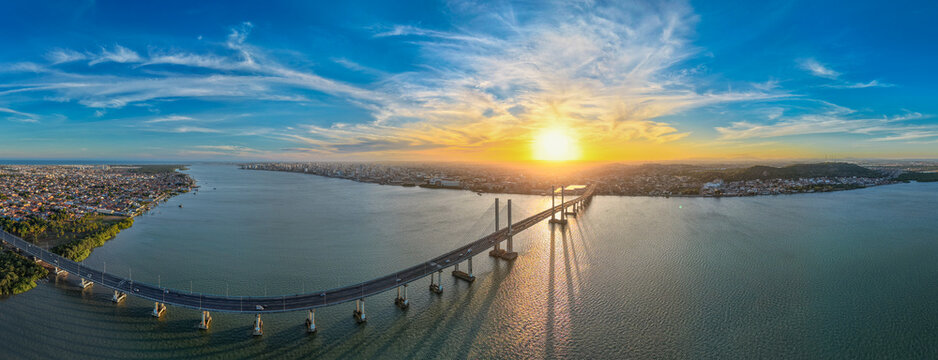 City of Aracaju, showing buildings and the bridge that gives access to the municipality of Barra dos Coqueiros