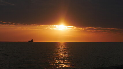 Obraz premium This is the picture of a sunset in Makassar City taken from a coastal area.