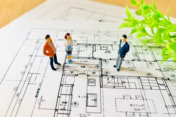 Fototapeta premium 夫婦で家の間取りについて不動産会社に相談