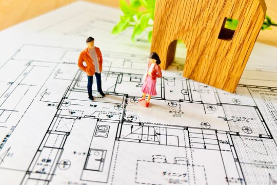 マイホームの間取りを考える夫婦