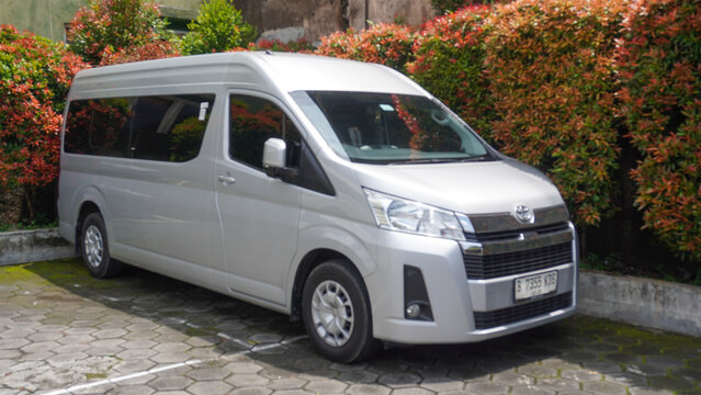 The Toyota HiAce ("High Ace") is a light commercial vehicle produced by the Japanese automobile manufacturer Toyota. Luxury shuttle car. Minibus and travel car.