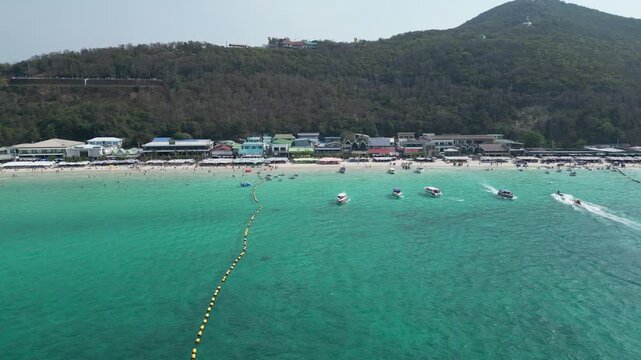 태국 파타야 산호섬의 투명한 에메랄드빛 바다와 제트스키, 바나나보트를 즐기는 역동적인 해변 휴양지 드론 항공 촬영
