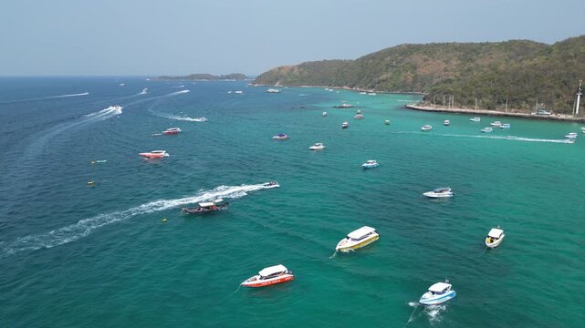 태국 파타야 산호섬의 투명한 에메랄드빛 바다와 제트스키, 바나나보트를 즐기는 역동적인 해변 휴양지 드론 항공 촬영
