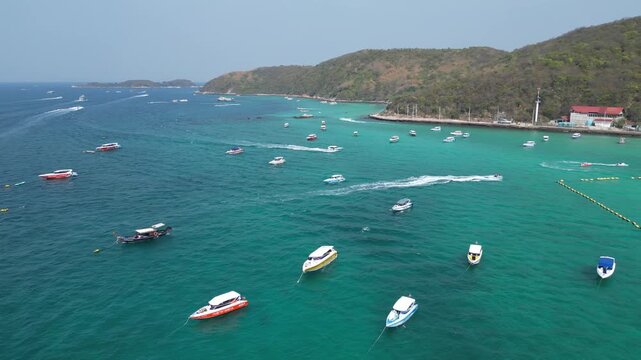 태국 파타야 산호섬의 투명한 에메랄드빛 바다와 제트스키, 바나나보트를 즐기는 역동적인 해변 휴양지 드론 항공 촬영
