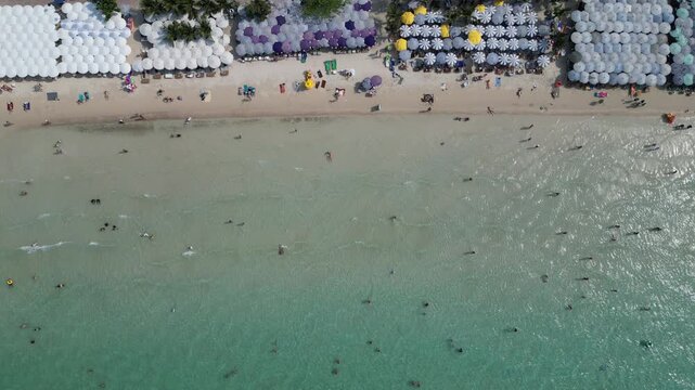 태국 파타야 산호섬의 투명한 에메랄드빛 바다와 제트스키, 바나나보트를 즐기는 역동적인 해변 휴양지 드론 항공 촬영
