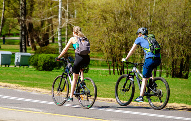 Obraz premium Cyclists ride on the bike path in the city Park 
