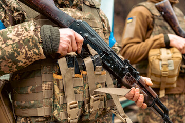 Obraz premium Machine guns in the hands of soldiers close up