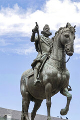 Obraz premium Equestrian statue of King Philip III in Plaza Mayor, monument of Madrid from 1616