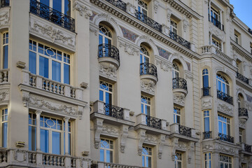 Obraz premium Elegant Historic Building Facade with Balconies and Ornaments in Madrid, Spain