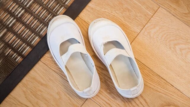 誰もいない室内で動き出す上履き　透明人間のイメージ