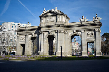 Obraz premium Puerta de Alcalá under Blue Skies in Madrid, Spain