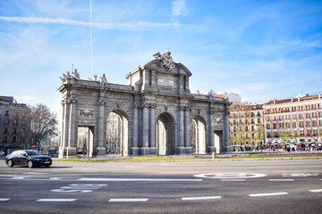 Obraz premium Puerta de Alcalá under Blue Skies in Madrid, Spain
