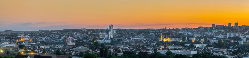Fototapeta premium Vue panoramique de la ville de Auxerre en Bourgogne, France.