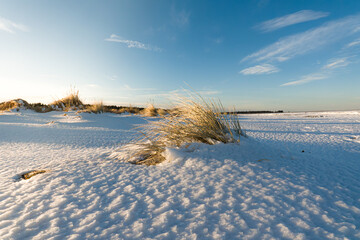 Winterlicher Strand an der Ostsee zum Sonnenuntergang 