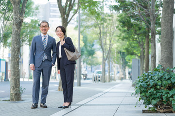 笑顔のビジネスマン男女