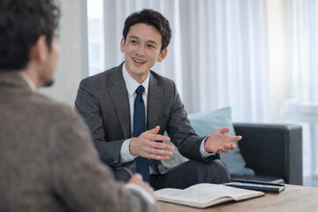 プレゼンする男性