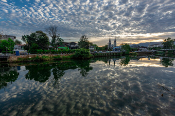 Obraz premium The backdrop of the Cathedral of the Immaculate Conception, Chanthaburi, located on the banks of the river in a community, features ancient and beautiful sculptures, characteristic of Thailand.