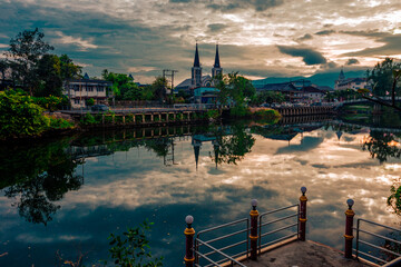 Obraz premium The view of the natural background of the mountain close-up, with blurred fog scattered in the rainy season or the humid climate, with beautiful green trees in the ecological system