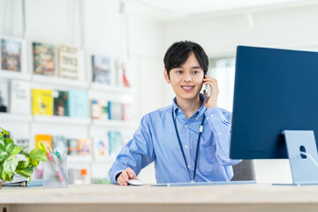 オフィスで電話する若いエンジニア