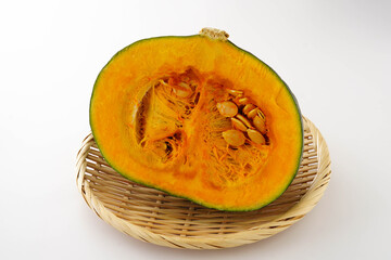 かぼちゃ　ハーフカット　白背景 　ザル