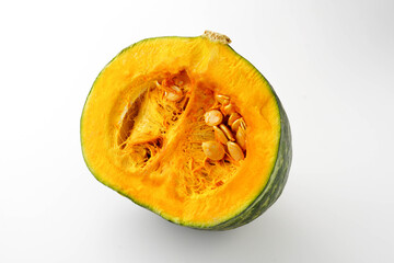 かぼちゃ　ハーフカット　白背景