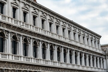 Obraz premium The Procuratie Nuove in Piazza San Marco in Venice, an imposing historic building that now also houses the National Archaeological Museum
