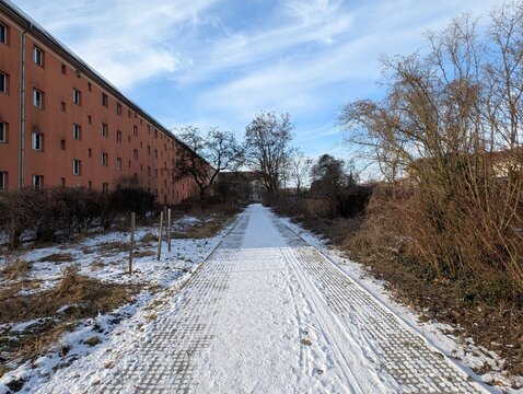 Hinterhofareal in Berlin Treptow/K&ouml;penick mit blauem Himmel, zur Wintersaison . f&uuml;r Themen rund ums Leben in Berlin und mehr