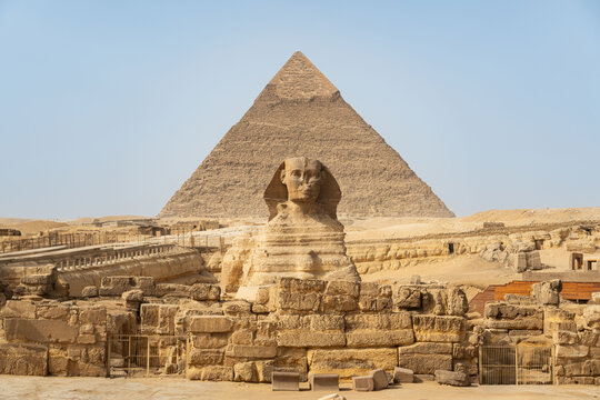 Symmetrical view of the Great Sphinx and the Great Pyramid of Khufu on the Giza Plateau, Egypt