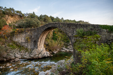 Fototapeta premium Old stone arch bridge over river at Madrigal de la Vera, Spain