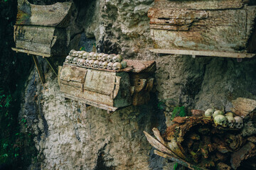 Fototapeta premium Traditional Hanging Coffins at Londa Cliff Burial Site, Toraja, South Sulawesi, Indonesia