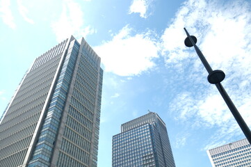 見上げる高層ビル © aimiphoto