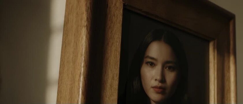 傾いた額縁が映す不安定な心情のポートレート