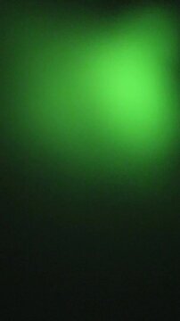 Una toma de cerca de un fondo abstracto de varios colores con un efecto borroso o desenfoque en movimiento. Video vertical
