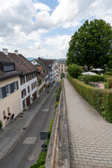 Obraz premium Quiet streets in the old town of Zug with historic buildings lined up along ancient city walls, empty alleys creating a calm and timeless atmosphere.