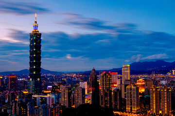 Naklejka premium Taipei 101 Tower Skyline at Dusk with Mountain View, Taiwan