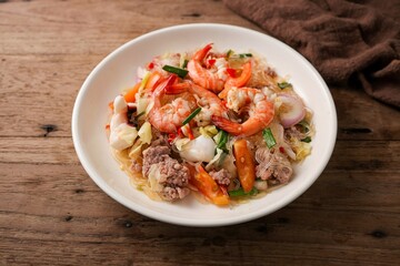 Spicy Thai Glass Noodle Salad (Yum Woon Sen) with Shrimp, Squid, and Minced Pork © Meowwelove