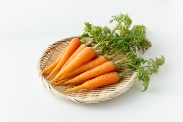 新鮮な葉付きにんじん(白背景)