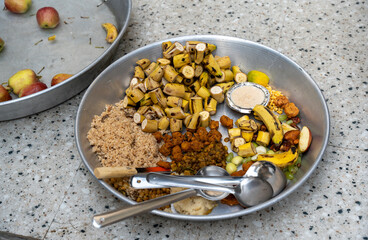 Fruits arranged for distribution to Muslim devotees for Iftar during the holy month of Ramadan © 光画社 (Kōgasha)