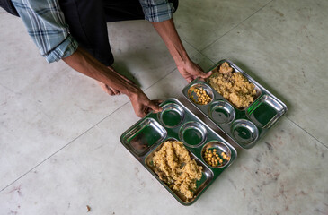 Food arranged for distribution to Muslim devotees for Iftar during the holy month of Ramadan. © 光画社 (Kōgasha)