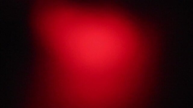 Una toma de cerca de un fondo abstracto de color rojo o anaranjado con negro un degradado ligero desenfocado en movimiento