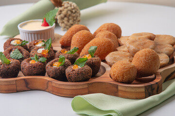 Mesa de salgados para festa © Wokiam