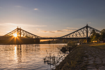 Fototapeta premium Brücke Blaues Wunder in Dresden über dem Fluss Elbe
